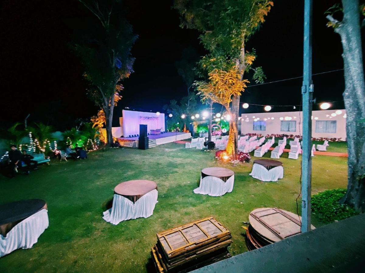 Hotel Lions Den Lonavala Exteriör bild